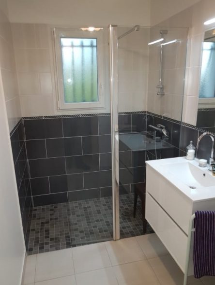 Poline entreprise : Carrelage salle de bain à Salbris (41300) : Rénovation d'une salle de bain pour personne à mobilité réduite à Salbris 41300